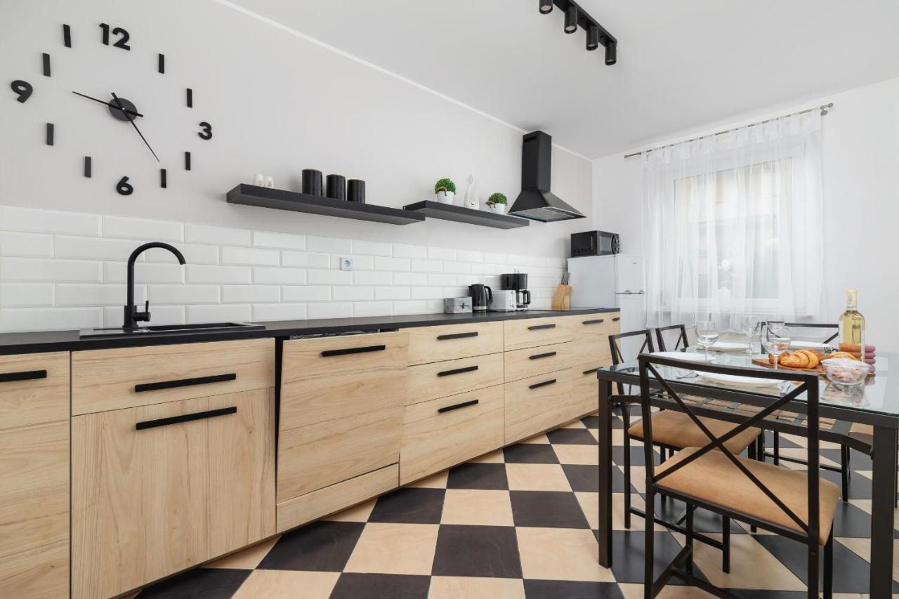 Pleasant Apartment With Terrace Cracow By Noclegi Renters Krakau Exterior foto