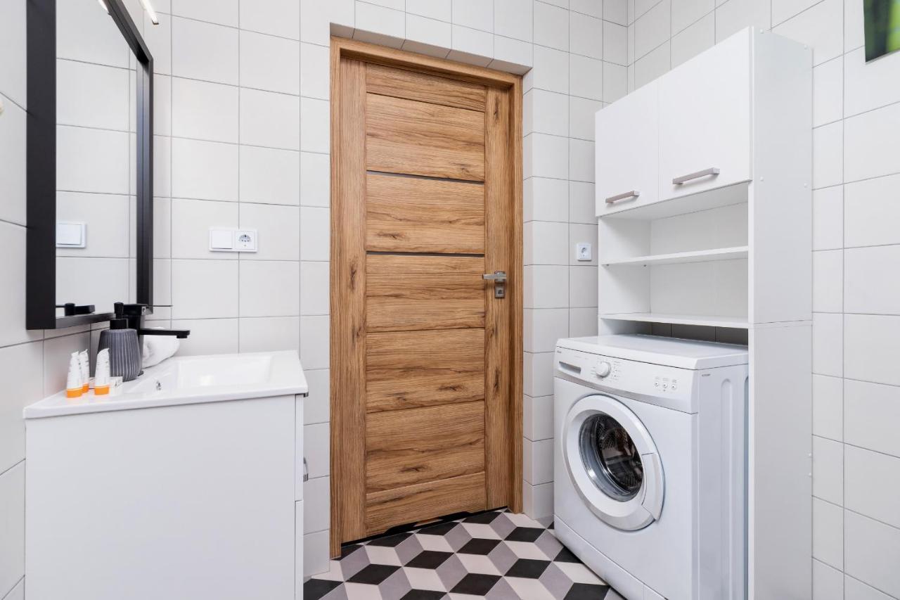 Pleasant Apartment With Terrace Cracow By Noclegi Renters Krakau Exterior foto